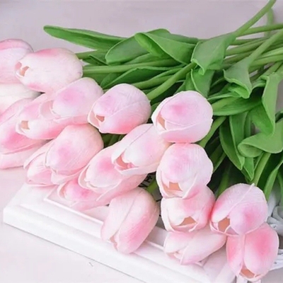 Auf Lager sind hochwertige Tulpensträuße, Kunstblumenverzierungen aus PU, Kunstblumen aus Tulpen für die Wohnkultur und Seidenblumenimitaten.