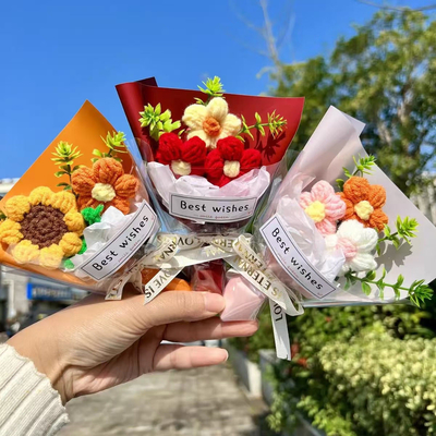 Ein guter Preis. Ein Mini-Plüsch-Kunstblumenstrauß aus Wolle ist bereit als Geschenk für deine Freundin zum Kindertag am 1. Juni. Online