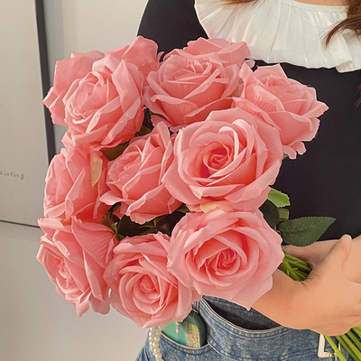 Eine einzelne zerbrochene eisblaue Rose mit einem realistischen Touch für den Valentinstag, mit ecuadorianischen Rosen.