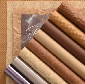 Ein guter Preis. Herbst- und Winterkaffeefarbenes Blütenverpackungspapier Online