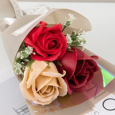 Ein guter Preis. Künstliche Rosensträuße, Seifenblumen, künstliche Blumen, Souvenirs für die Abschlusssaison, Geschenkboxen, grenzüberschreitender Großhandel für Festivals Online