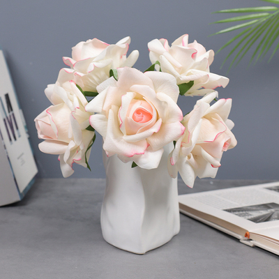 Ein guter Preis. Hochwertige Simulationsblume mit feuchtigkeitsspendendem und feuchtigkeitsspendendem Rosenstrauß, mit einer 5-köpfigen gekrümmten Kante, mit falschen Blumen für Hochzeiten verziert Online