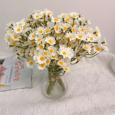 Ein guter Preis. Großhandel von Herstellern von Kunstblumen, kleinen Margheriten, Kunstblumen, Wohnzimmerdekoration, Tischblumen und dekorativen Blumensträußen. Online