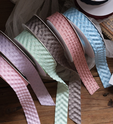 Ein guter Preis. 3D geprägtes Polyesterband im koreanischen Stil mit floralen Materialien für konvexes/konkaves Band für die Bouquetverpackung Online