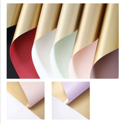 Ein guter Preis. Wasserdichtes Goldpapier-Kunststoff-Blumenverpackungspapier, zweifarbige Folie für Valentinstags-Bouquet-Geschenkverpackungsmaterialien Online