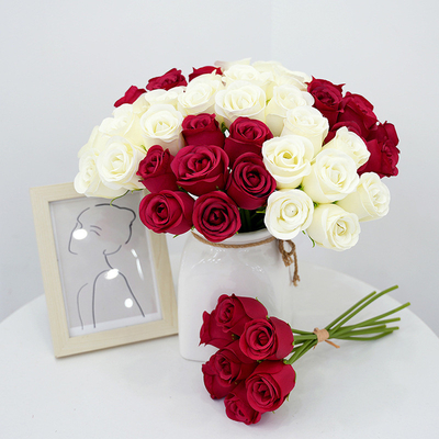 Ein guter Preis. Simulierte 7-köpfige Rose Großhandel Kaiserliche Konkubine Rose Handheld Rose Bundle Wohnmöbel Hotel Hochzeitssaal Dekoration Online