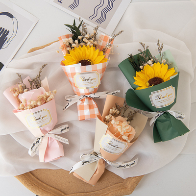 Ein guter Preis. Kreative Souvenirsträuße aus Rosen, Sonnenblumen, Seifenblumen für Freunde, Geburtstagsgeschenke Online
