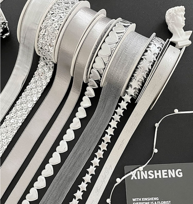 Ein guter Preis. Silberne Weihnachts-Bänder und Blumensträuße, perfekt für Haarschmuck, 2,5 cm Verwendung Online