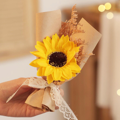 Ein guter Preis. Handgefertigte Sonnenblumen-Seifenblumen-Geschenkbox, Lehrertags-Souvenir, Valentinstagsgeschenk, Konservenblumen, getrocknete Blumen, kleine Blumensträuße Online