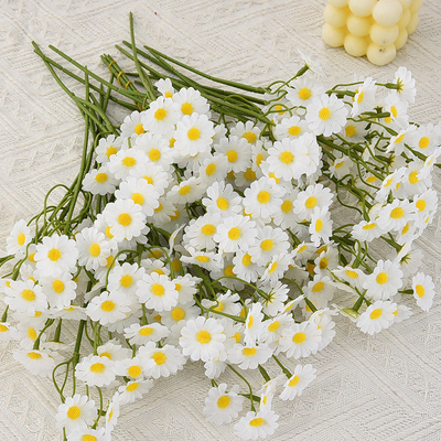 Daisy-Buchett mit falschen Blumen, Wohnzimmer im europäischen Stil, Esstisch, Blumenanordnung, getrocknete Kamille-Buchette, Wildchrysanthemen-Imitationsblumen