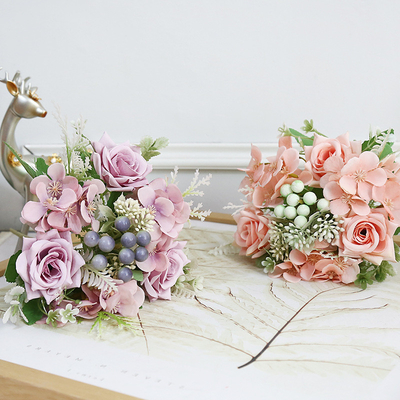 Ein guter Preis. Simulierte Blumen, Beeren, Rosen, Wohnzimmerdekoration, falsche Blumensträuße, Hochzeitshandblumen, Fotorequisiten, Hersteller, Großhandel Online