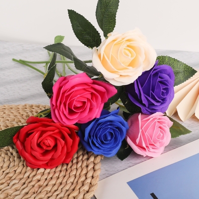 Ein guter Preis. Einzelne Seife, Rosendekoration, künstliche Blumen, Heimdekorationen, Blumensträuße, Kunstblumen und Platzierung in Innenräumen von Hotels Online