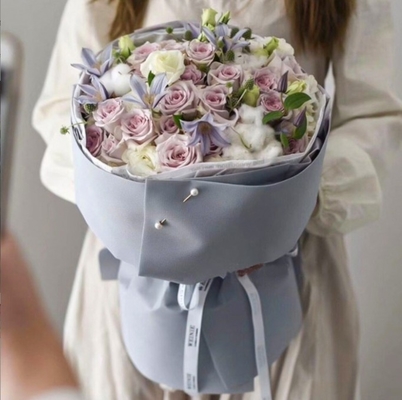 Ein guter Preis. Wasserdichtes, im koreanischen Stil geprägtes Papier für Kafin Papier Blumenkunst Verpackung 58*58cm Plastikrunder Blumenstrauß Online