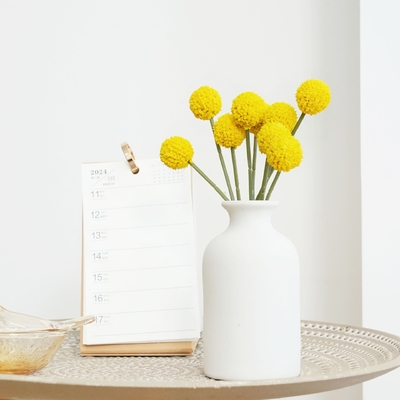 Ein guter Preis. Simulierte Blumen mit einem hochwertigen und realistischen Gefühl, gepackt mit goldenen Kugeln, weichen Blumenmaterialien für die Dekoration von Hotels, grenzüberschreitend verkauften Blumensträußen und gefälschten Blumen Online