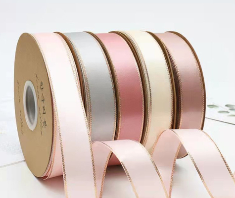 Ein guter Preis. Handgefertigte Schleife und goldene Bordürenband-Dekoration auf hochfestem, doppelseitigem Polyesterband für Geschenkverpackungen mit gebackenen Blumen Online