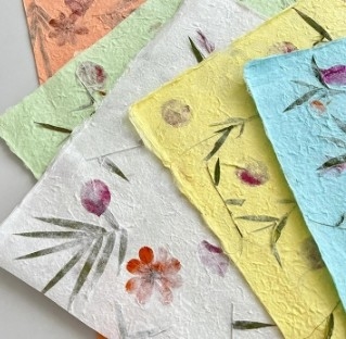 Blumenfest Blatttextur Blumenverpackungspapier in vielen Farben