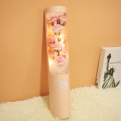 Ein guter Preis. Kreative Valentinstagsgeschenke für Ihre Freundin und beste Freundin, wie Seifenblumensträuße, künstliche Rosen-Geschenkboxen und Umarmungs-Eimer, sind vom Hersteller im Großhandel erhältlich. Online