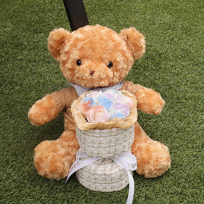 Ein guter Preis. Ein Teddybär-Puppenstrauß, ein Geburtstagsgeschenk zur Abschlussfeier am Qixi-Fest, ein Mädchen schenkt ihrer besten Freundin und Freundin eine Teddybären-Umarmung und einen Seifenblumenstrauß Online