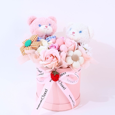 Ein guter Preis. Eine Puppe, eine Topfpflanze, Seife, ein Blumenstrauß, eine fertige Figur als Geburtstagsgeschenk für ein Mädchen, um sie ihrer besten Freundin zu schenken Online