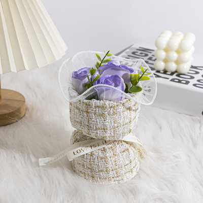 Ein guter Preis. Ein kleines Rosenseife-Bouquet im französischen Stil zum Valentinstag am 20. Mai, ein Geburtstagsgeschenk und Souvenir für deinen Freund und deine Freundin. Online