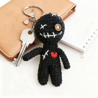 Ein guter Preis. Schwarze Farbe Böse Häkelpuppe Persönliche Strickerei Verfluchte Puppe mit rotem Herzen Handgefertigter Schlüsselhocker Hanger für pp Gefüllte Plushpuppe Online