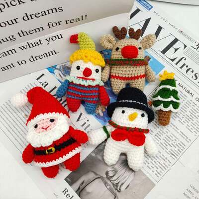 Ein guter Preis. Handgefertigter Schneemann Rentier Weihnachtsmann Baum Strick-Spielzeug Häkel Weihnachtspuppe Amigurumi Strick-Weihnachtsstuff-Spielzeug Online