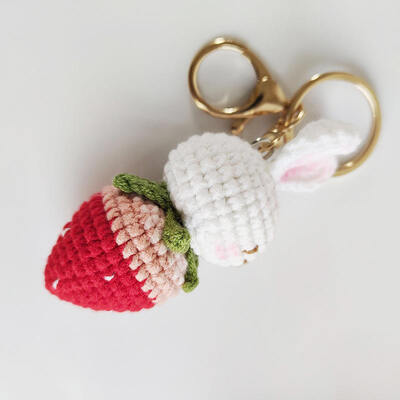 Ein guter Preis. Kreative Strickgewebe Handgewebe Süße Kaninchen Karotten Puppen Tasche Accessoires Plush Schlüsselkette Online