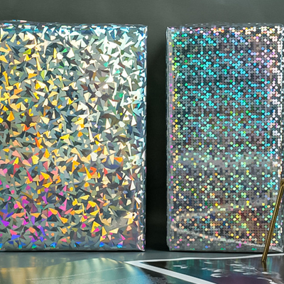 Ein guter Preis. Hologramm-Entwurfs-wasserdichte Geschenk-Verpackungs-Papierrolle kein Kleber Online