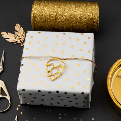 Ein guter Preis. Pickeliges Goldstreifen-Packpapier 85GSM fertigte für Geschenkpaket besonders an Online